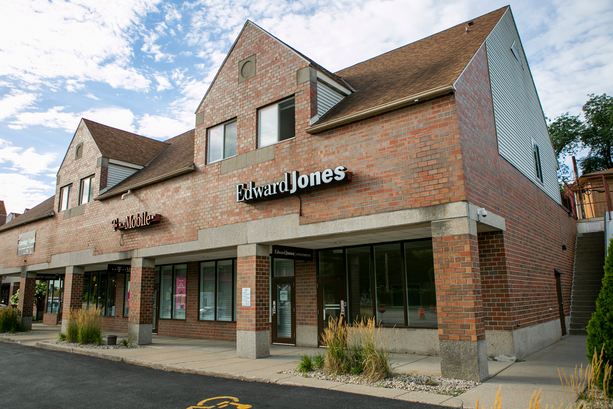 20220811 Edward Jones, TMobile.JPG