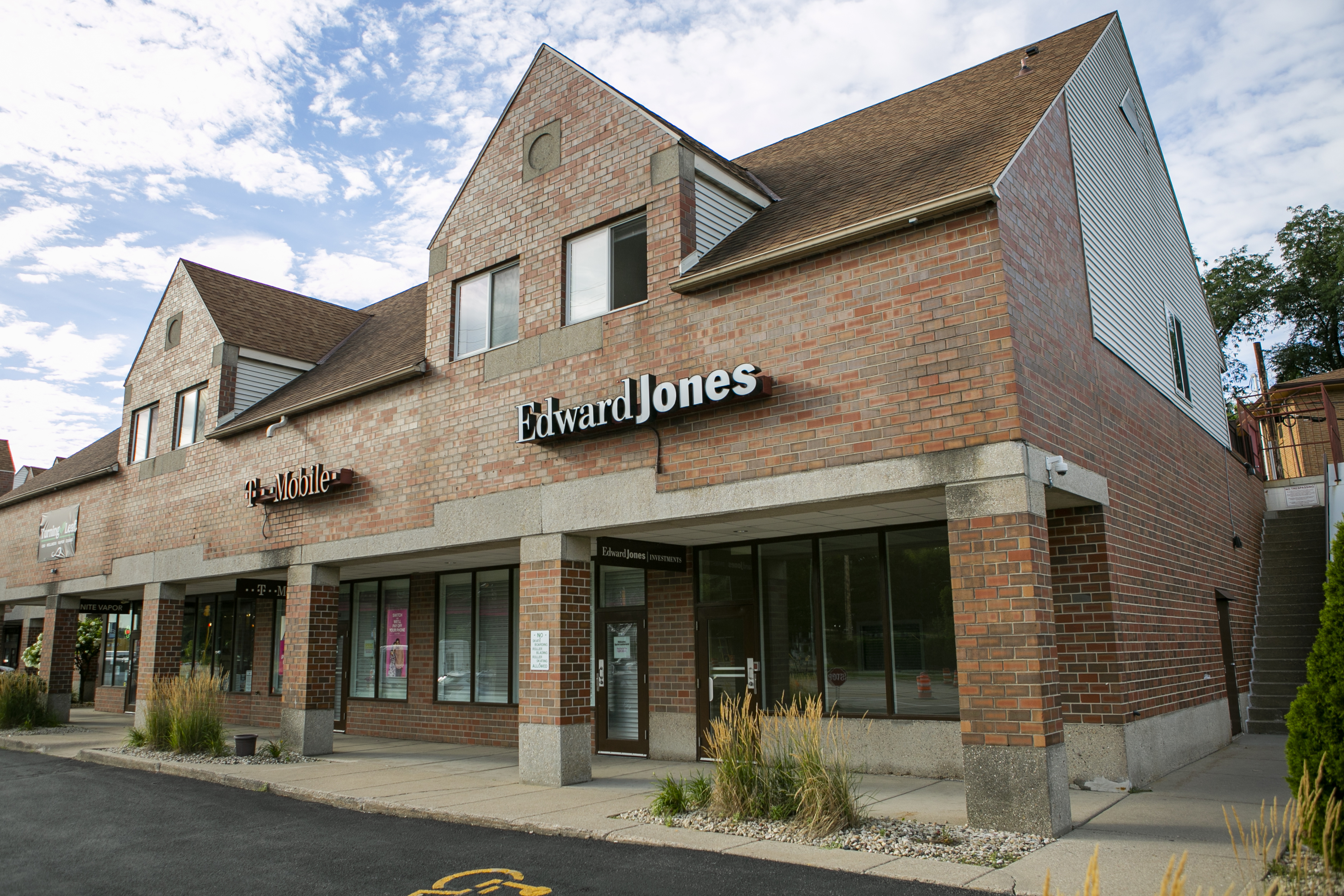 20220811 Edward Jones, TMobile.jpg