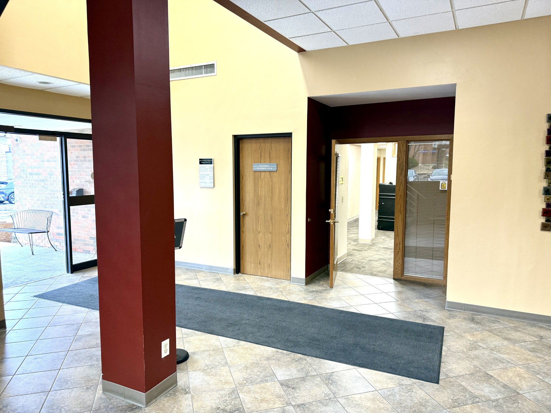 Suite 100 - Bldg Entry Lobby.jpg