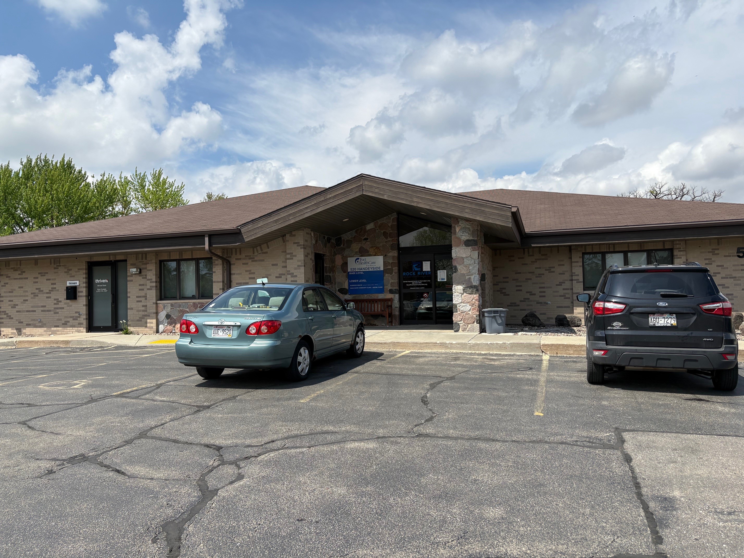 520 Handeyside Front of Building2.jpg
