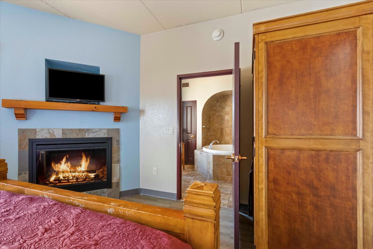 17-2411 River Rd Unit 2344-234_4322.jpg