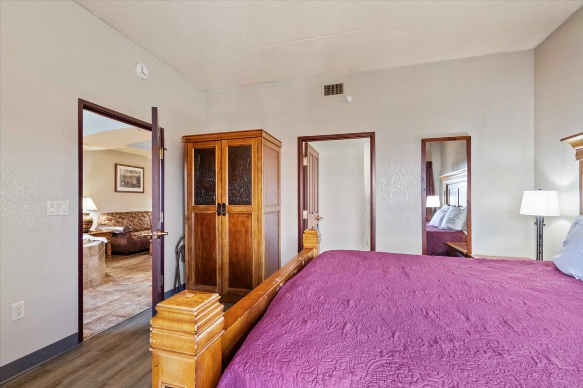 18-2411 River Rd Unit 2344-234_4325.jpg