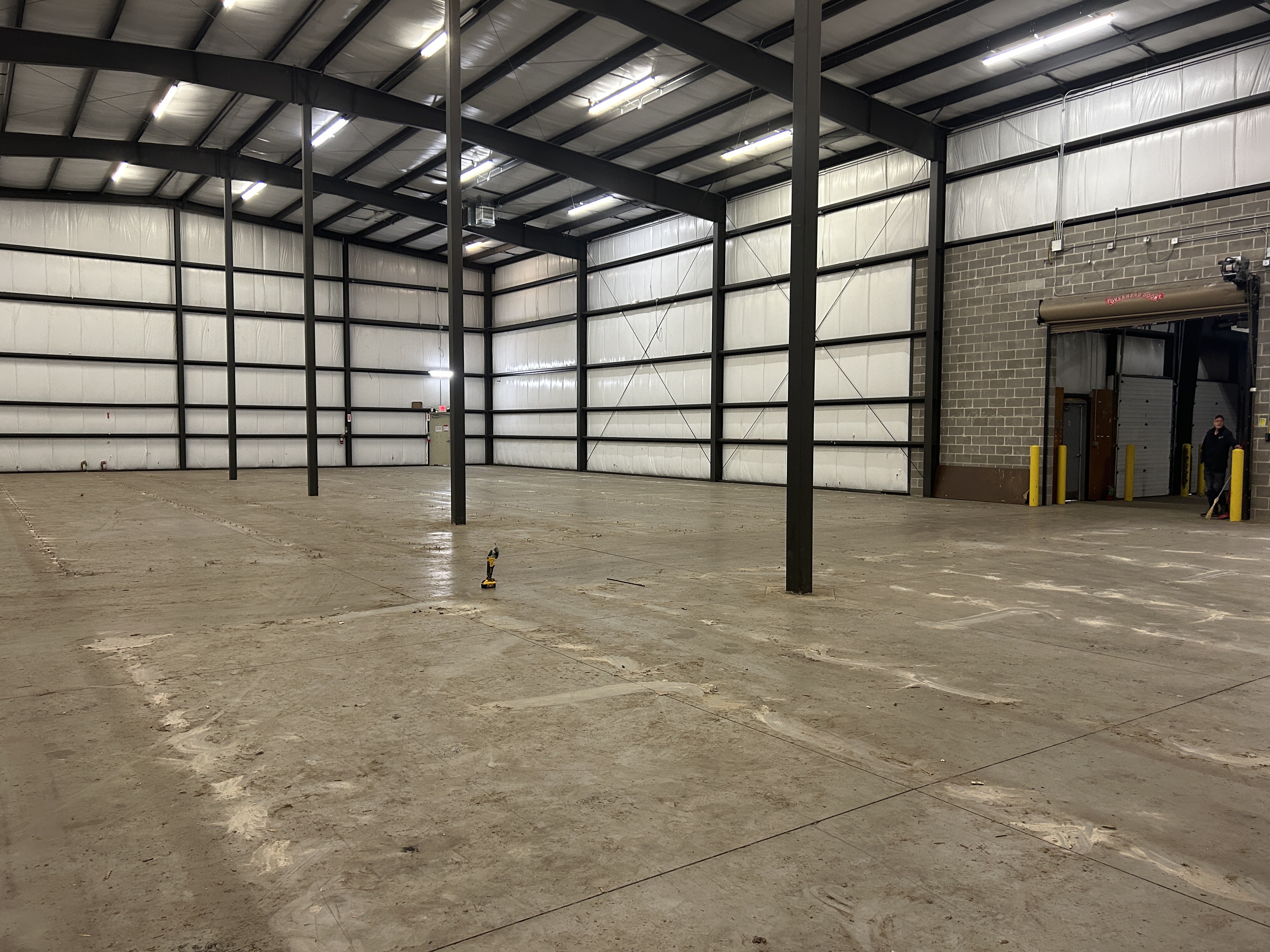 Commerce, empty space with garage.JPG