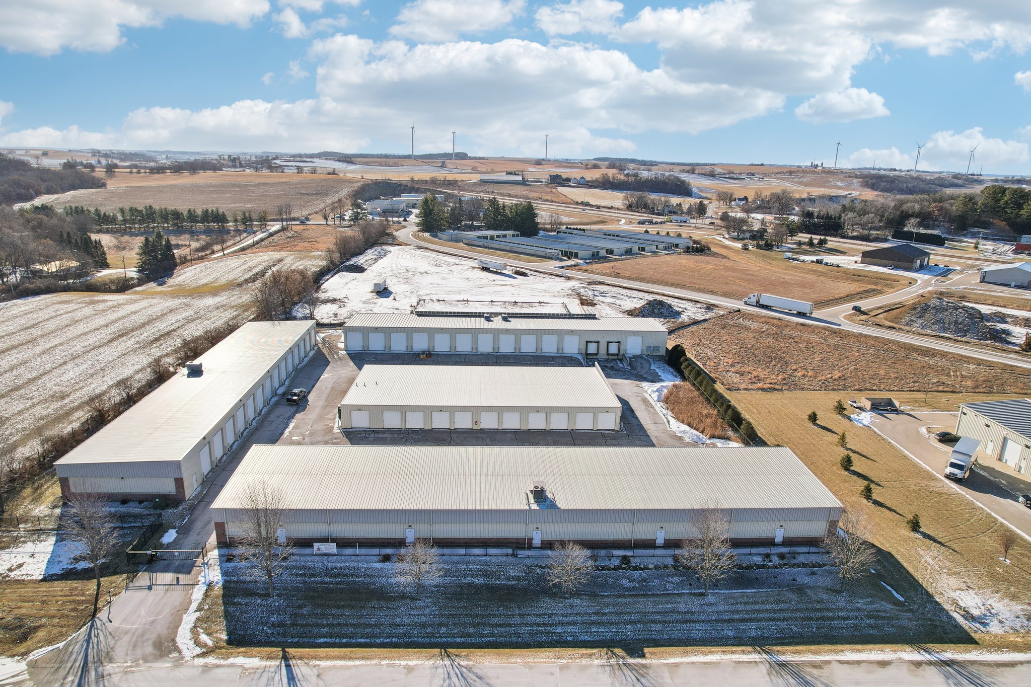 17-web-or-mls-Darlin Dr-017.jpg